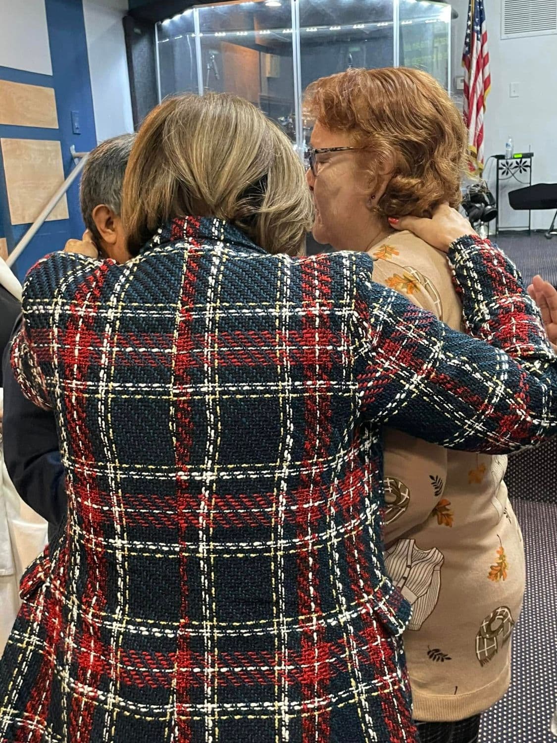 Un abrazo entre hermanas de la iglesia