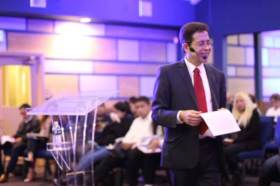 Pastor enseñando la Palabra